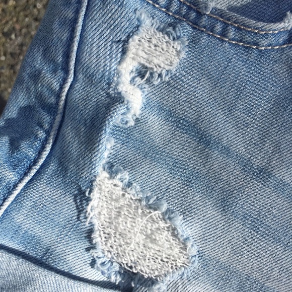 HOLLISTER - RIPPED MIDI SHORTS - Picture 2 of 6